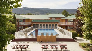 Un hôtel doté d'une piscine, d'un espace extérieur aménagé et offrant une vue sur les montagnes.