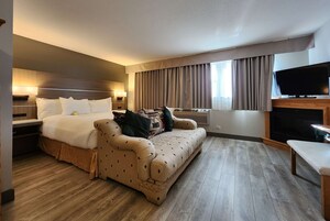 Escritorio, cortinas blackout y tabla de planchar con plancha 