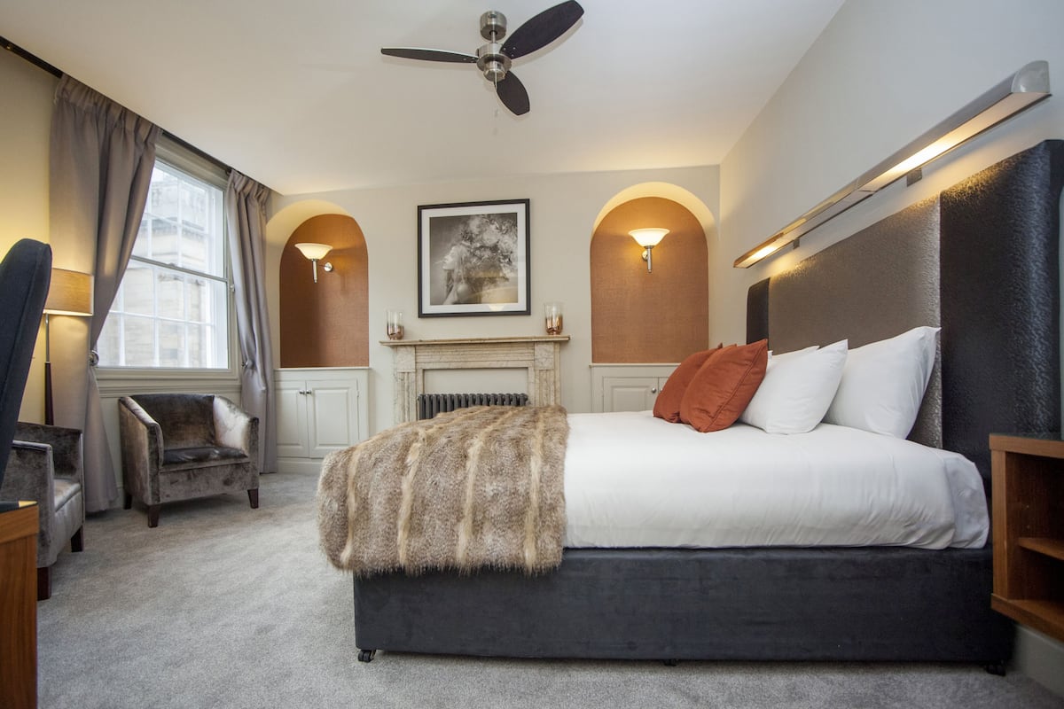 superior suite, 1 king bed | premium bedding, minibar, individually decorated, individually furnished