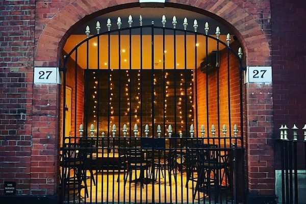 S'hi serveixen dinars, sopars i plats de cuina britànica