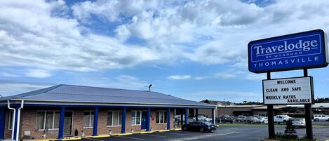 A Travelodge by Wyndham in Thomasville with a clear sky.