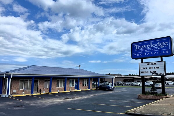 A Travelodge by Wyndham in Thomasville with a clear sky.