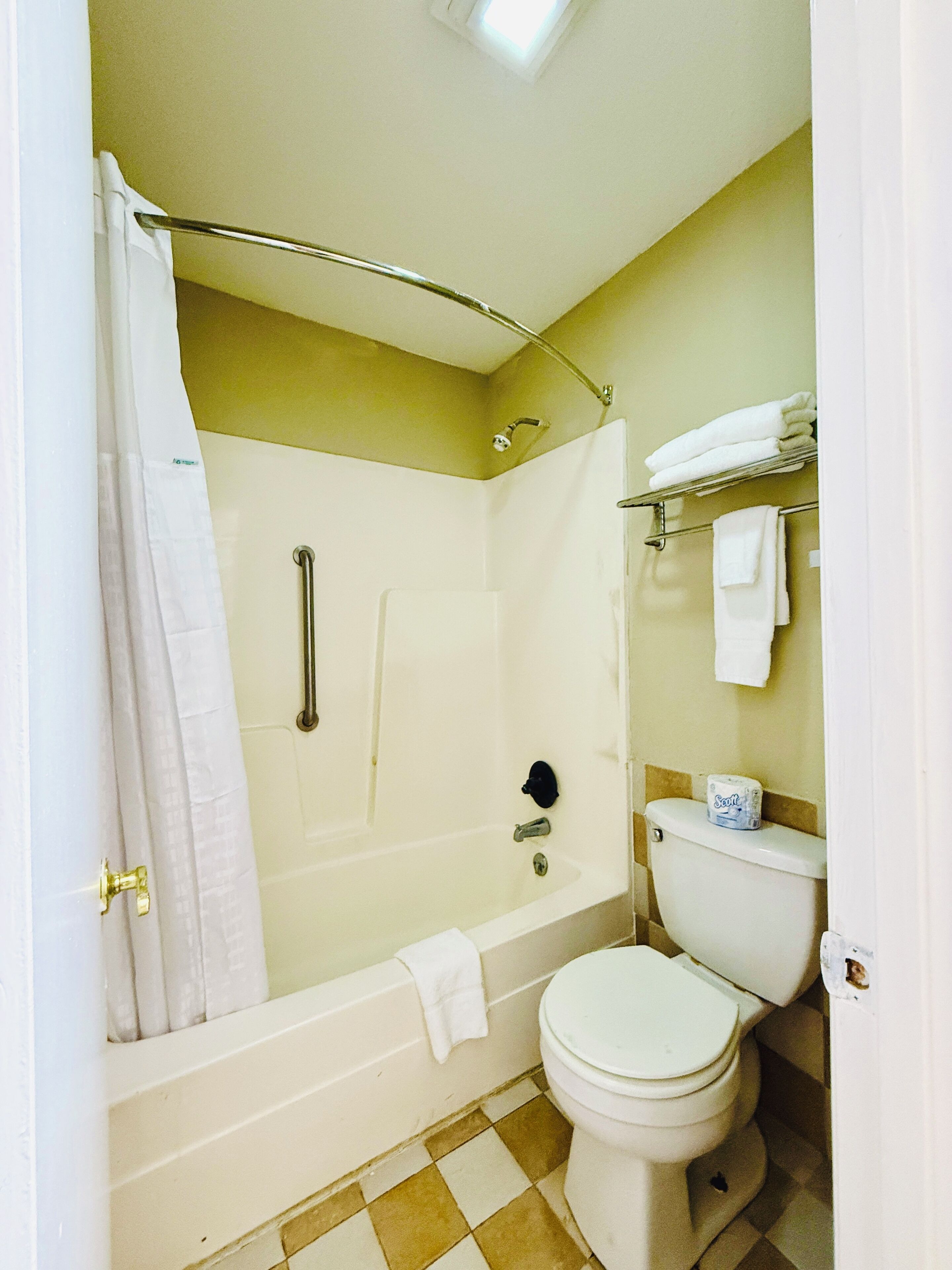 Rom, 1 kingsize-seng, ikke-røyk | Bad | Kombinert dusj/badekar, toalettartikler (inkludert) og håndklær