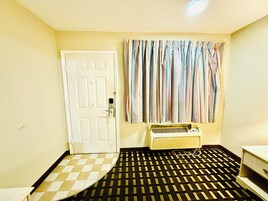Room, 1 King Bed, Accessible, Non Smoking (Roll-in Shower) | Soundproofing, free WiFi, bed sheets