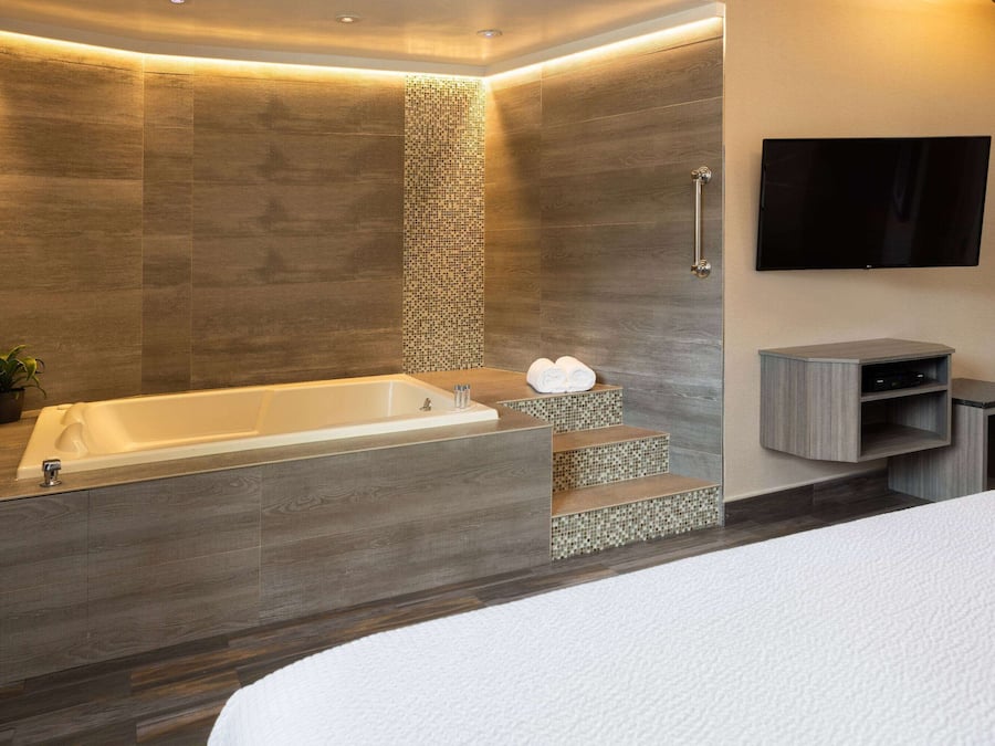 Studio Suite, 1 King Bed, Non Smoking | Jetted tub