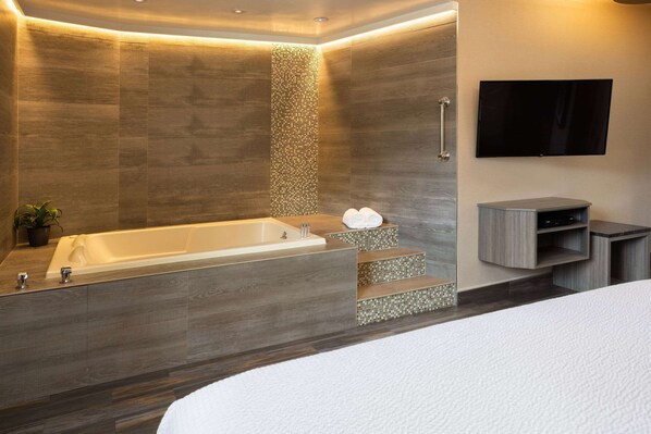 Studio Suite, 1 King Bed, Non Smoking | Jetted bathtub