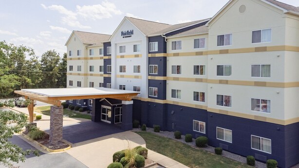 A multi-story hotel with a flat roof, a covered entrance, and a landscaped front yard. - Fairfield inn by Marriott North Little Rock (North Little Rock)
