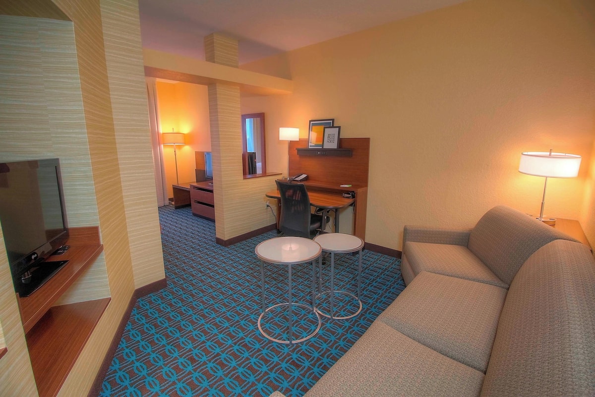 Executive Studio, 1 King Bed with Sofa bed | Living area | 32-inch flat-screen TV with cable channels, TV