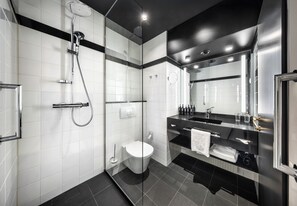 Family Junior Suite | Bathroom | Eco-friendly toiletries, hair dryer, towels - Diplomat Hotel Prague (Prague)