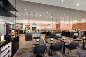 Café da manhã com buffet diário (CZK 400 por pessoa) 