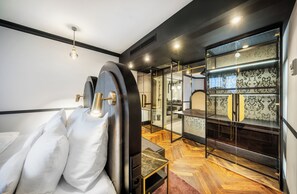 Ropa de cama hipoalergénica y caja de seguridad en la habitación 