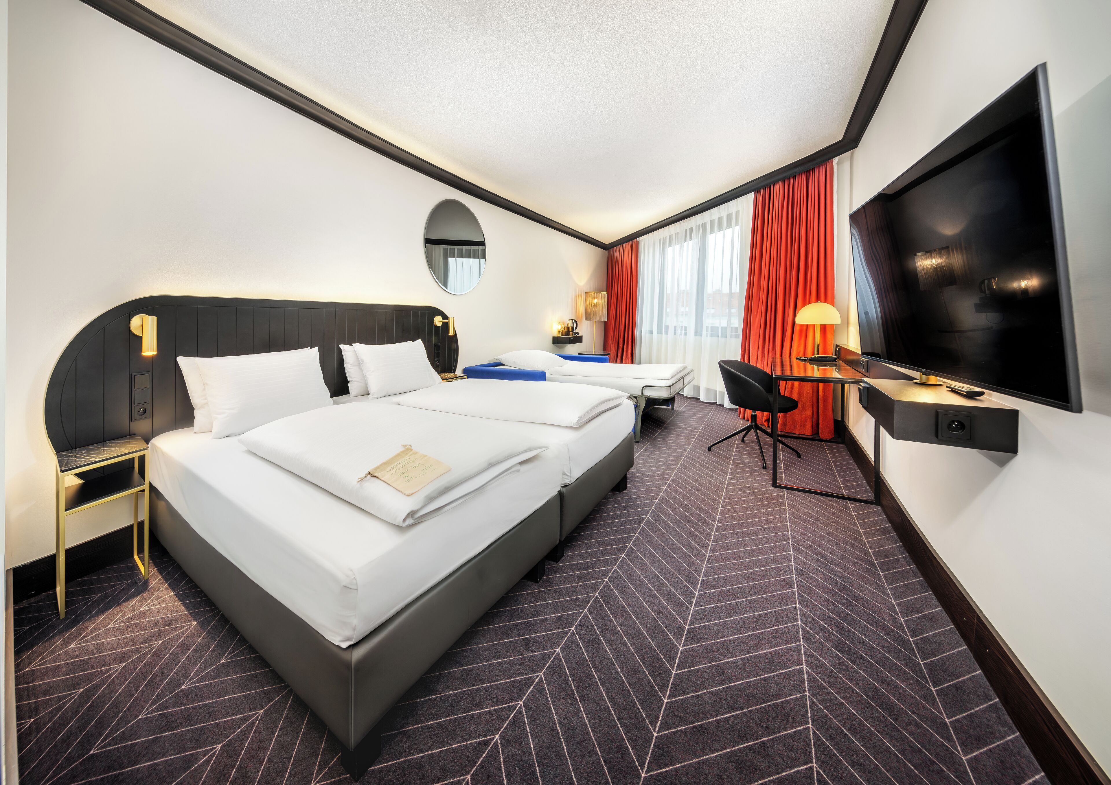 Kolmen hengen superior-huone | Allergiatestatut vuodevaatteet, tallelokero huoneessa