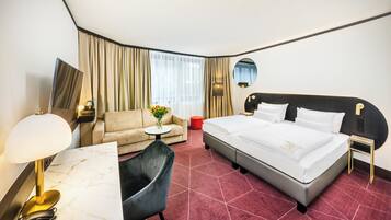 Family Junior Suite | Allergiatestatut vuodevaatteet, tallelokero huoneessa