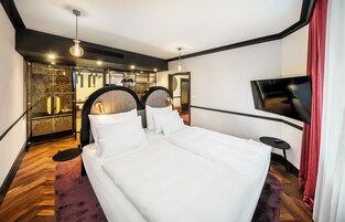 Diplomat Suite | Hypoallergeen beddengoed, een kluis op de kamer, een bureau
