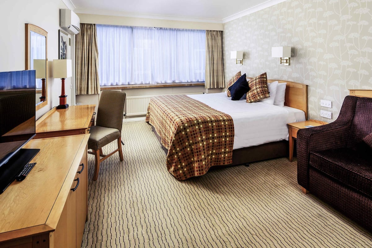 1 bedroom, in-room safe, desk, iron/ironing board