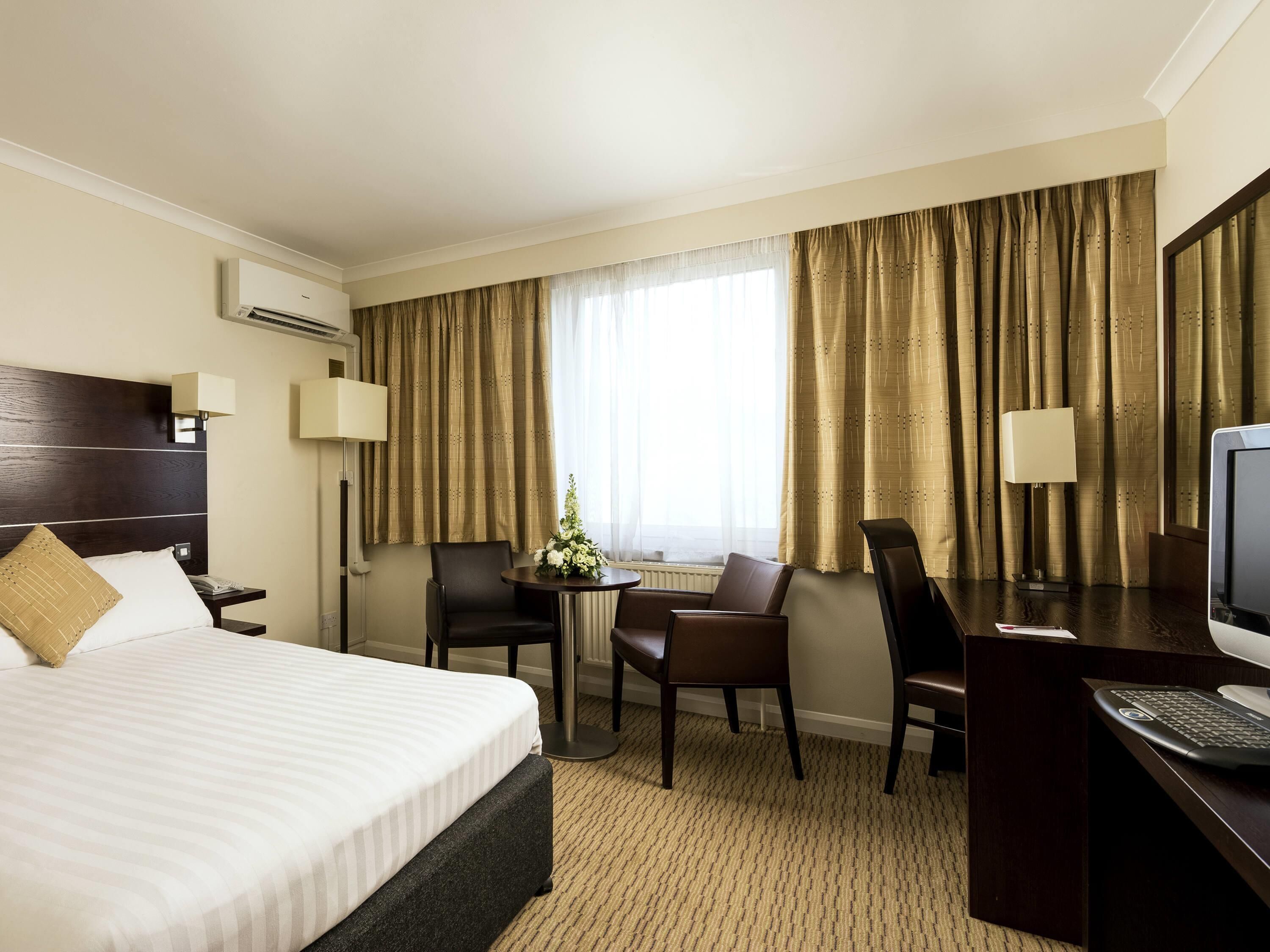 Classic-Doppelzimmer, 1 Doppelbett | Zimmersafe, Schreibtisch, Bügeleisen/Bügelbrett, kostenloses WLAN