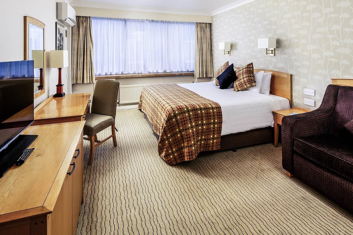 Caja de seguridad en la habitación y escritorio