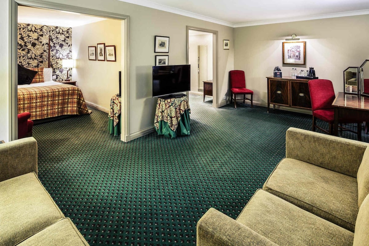 Superior-Suite, 1 Doppelbett | Zimmersafe, Schreibtisch, Bügeleisen/Bügelbrett, kostenloses WLAN