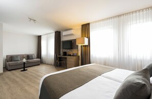 In-room safe, desk, laptop workspace, iron/ironing board - Leonardo Hotel Nürnberg (Nuremberg)
