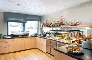 Bữa sáng buffet hàng ngày (16 EUR/mỗi người) 