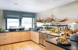 Bữa sáng buffet hàng ngày (16 EUR/mỗi người)