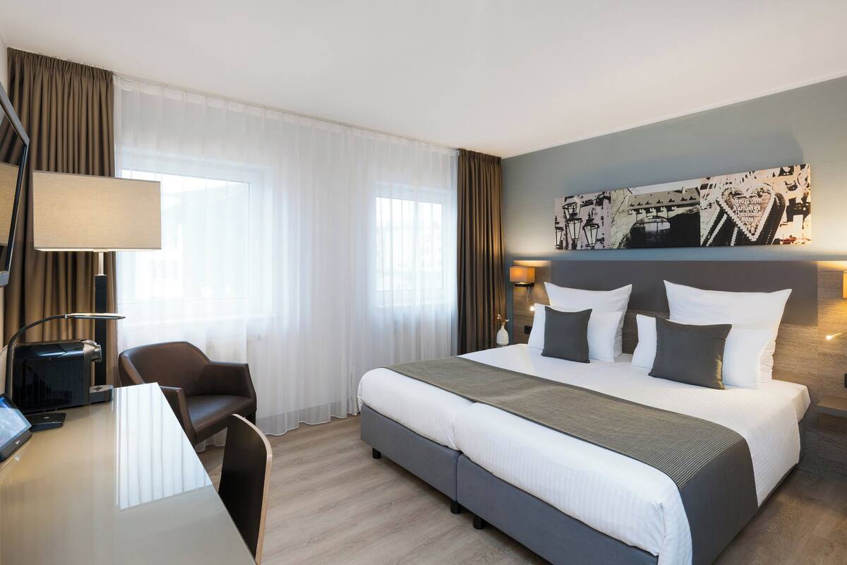 Comfort Room | In-room safe, desk, laptop workspace, iron/ironing board (on request)