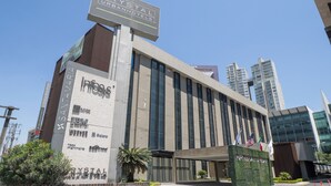 Un hôtel moderne dont la façade est ornée d’une enseigne bien visible indiquant « KRYSTAL URBANHOTELS » et « SANTAMARIA ».