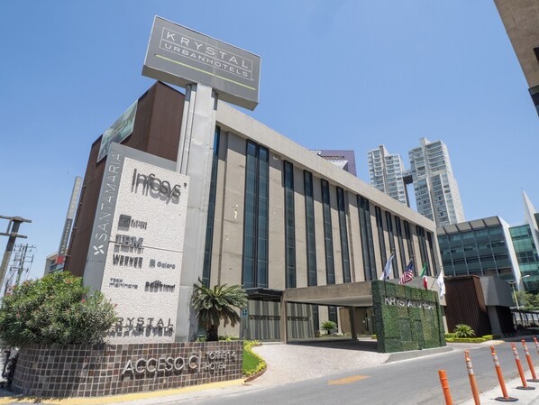 A modern hotel with a prominent sign for 'KRYSTAL URBANHOTELS' and 'SANTAMARIA' on its facade. - Krystal Urban Monterrey (Monterrey)