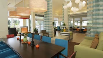 Coin salon dans le hall