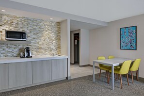 Presidential Suite, 1 Bedroom | Minibar - Hilton Garden Inn Jacksonville JTB/Deerwood Park (Jacksonville)