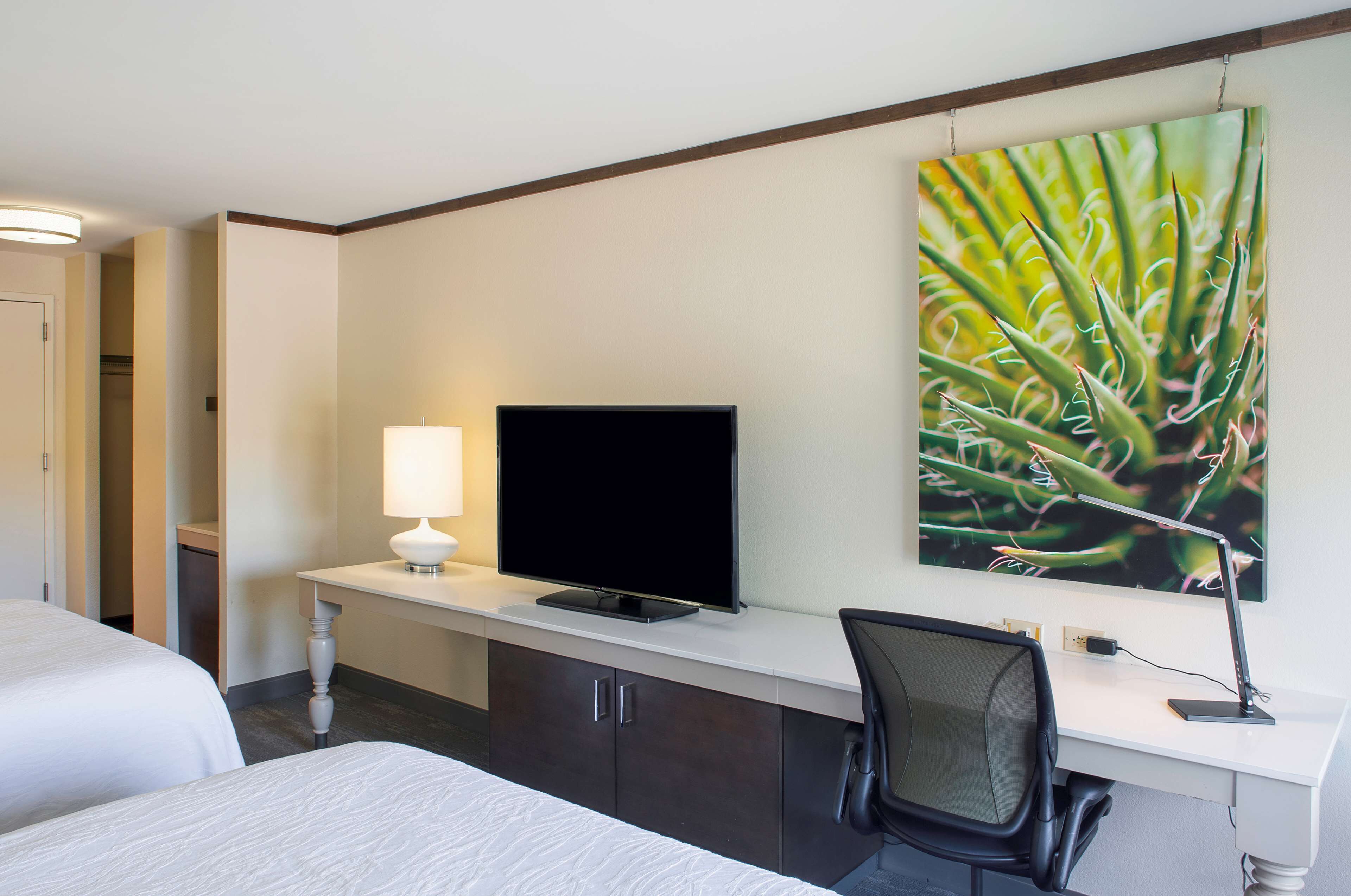 客房, 2 张大床 | 高档床上用品、客房内保险箱、办公桌、熨斗/熨衣板