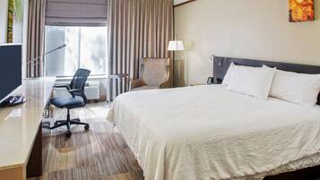 Yksi King-sänky | Ylelliset vuodevaatteet, tallelokero huoneessa, työpöytä