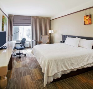King junior suite | Premium bedding, in-room safe, desk, iron/ironing board