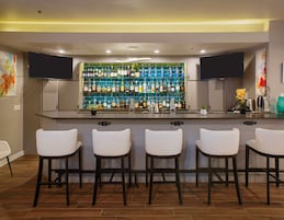 Serves breakfast, dinner, and happy hour