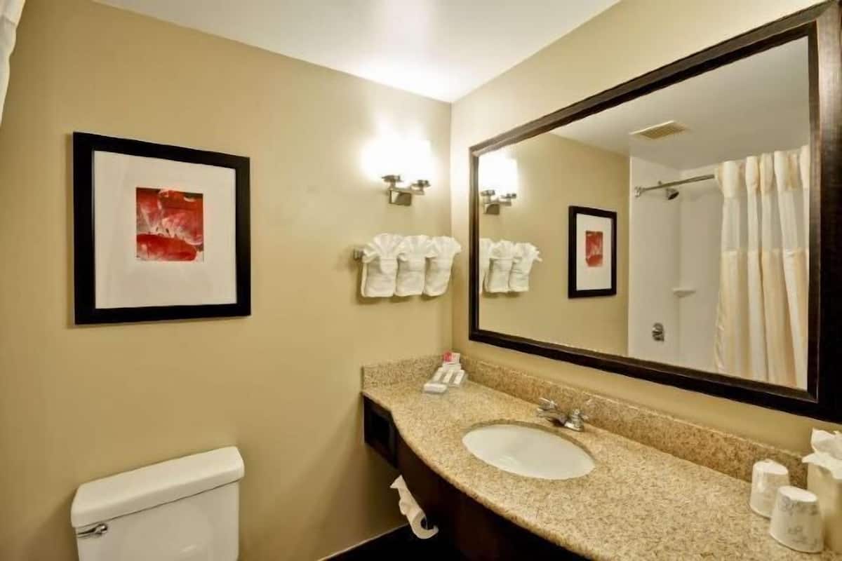 Bathroom | Combined shower/tub, designer toiletries, hair dryer, towels