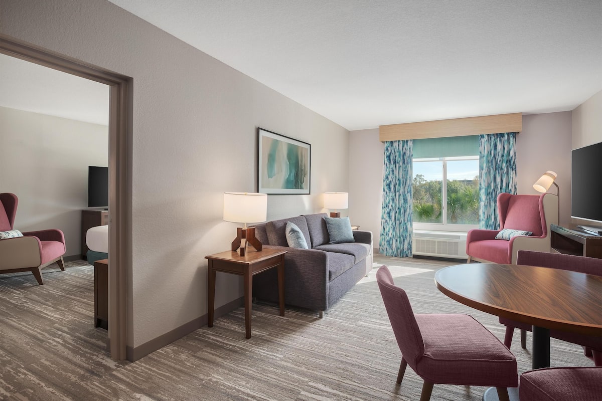 Habitación | Zona de estar | Televisión LCD de 36 pulgadas con canales digitales, una televisión