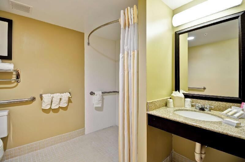 Combined shower/tub, designer toiletries, hair dryer, towels