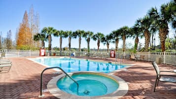 Außenpool, Sonnenschirme, Liegestühle