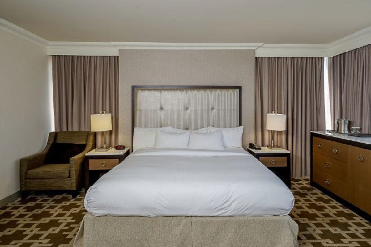 Compact King Room Shower Only with City View