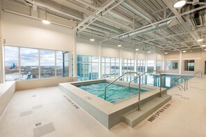 2 piscines intérieures
