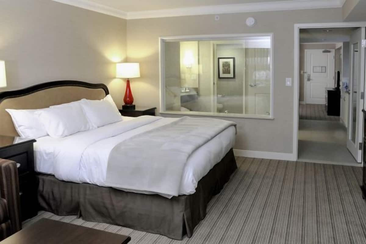1 bedroom, hypo-allergenic bedding, in-room safe, desk