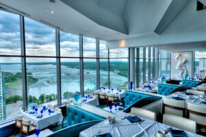 4 restaurantes, se sirve cena, cocina brasileña 