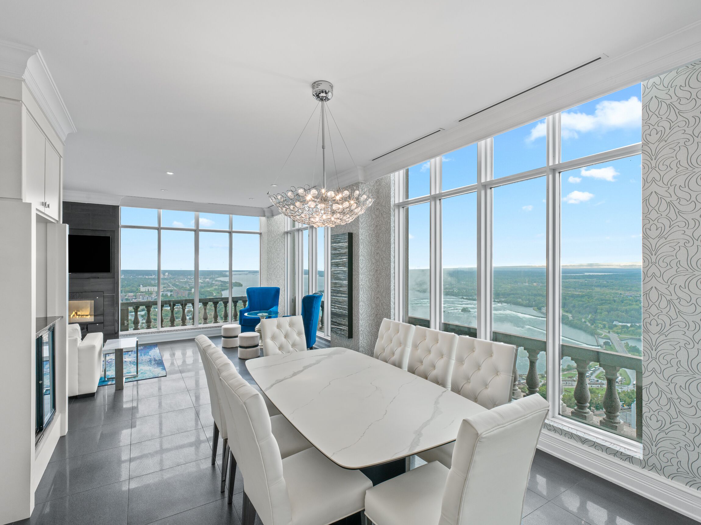 Presidentiële suite, 3 slaapkamers | Hypoallergeen beddengoed, een kluis op de kamer, een bureau