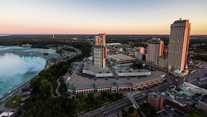 Ein Hochhaus-Hotel mit Casino, einem großen Gewässer und einem markanten Turm.