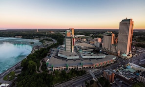 Et højt hotel med et kasino, et stort vandareal og et markant tårn.