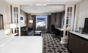 Studio, 1 King Bed (Whirpool, US Fallsview) | Hypo-allergenic bedding, in-room safe, desk, laptop workspace - Hilton Niagara Falls/Fallsview Hotel & Suites (Niagara Falls)