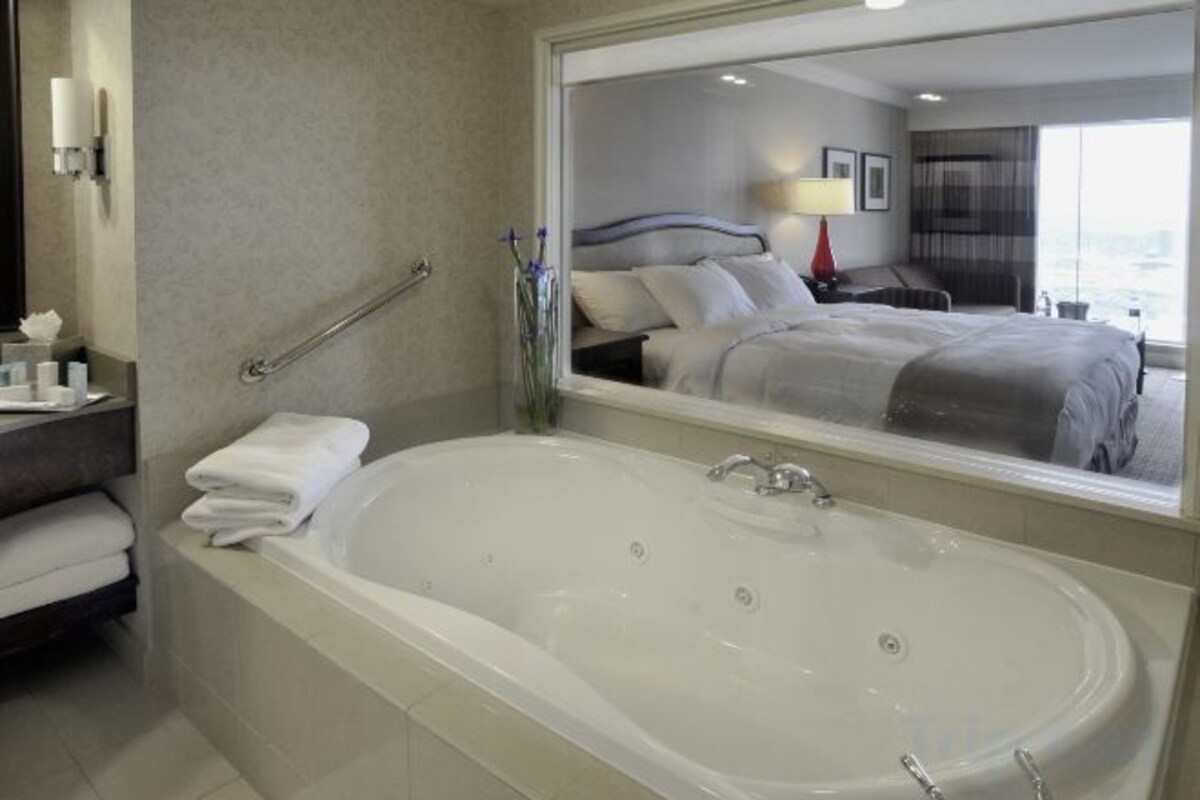 Designer toiletartikelen, een haardroger, handdoeken