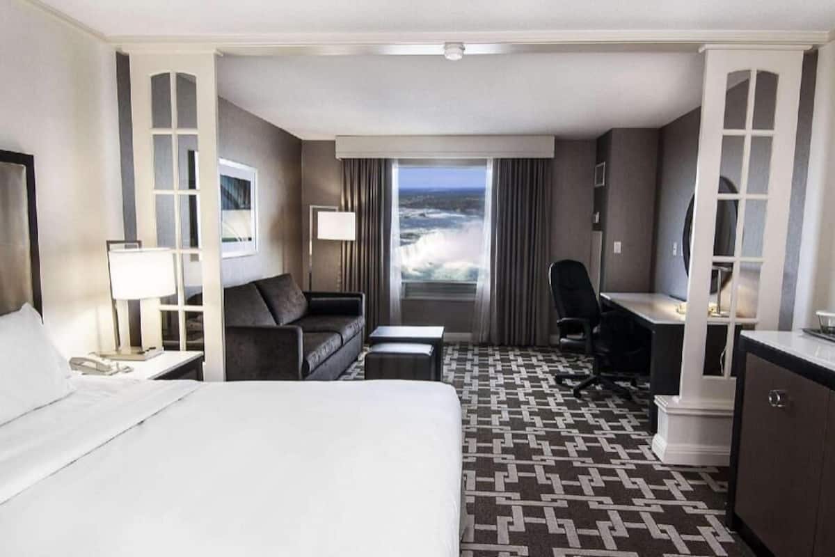 Hypo-allergenic bedding, in-room safe, desk, laptop workspace