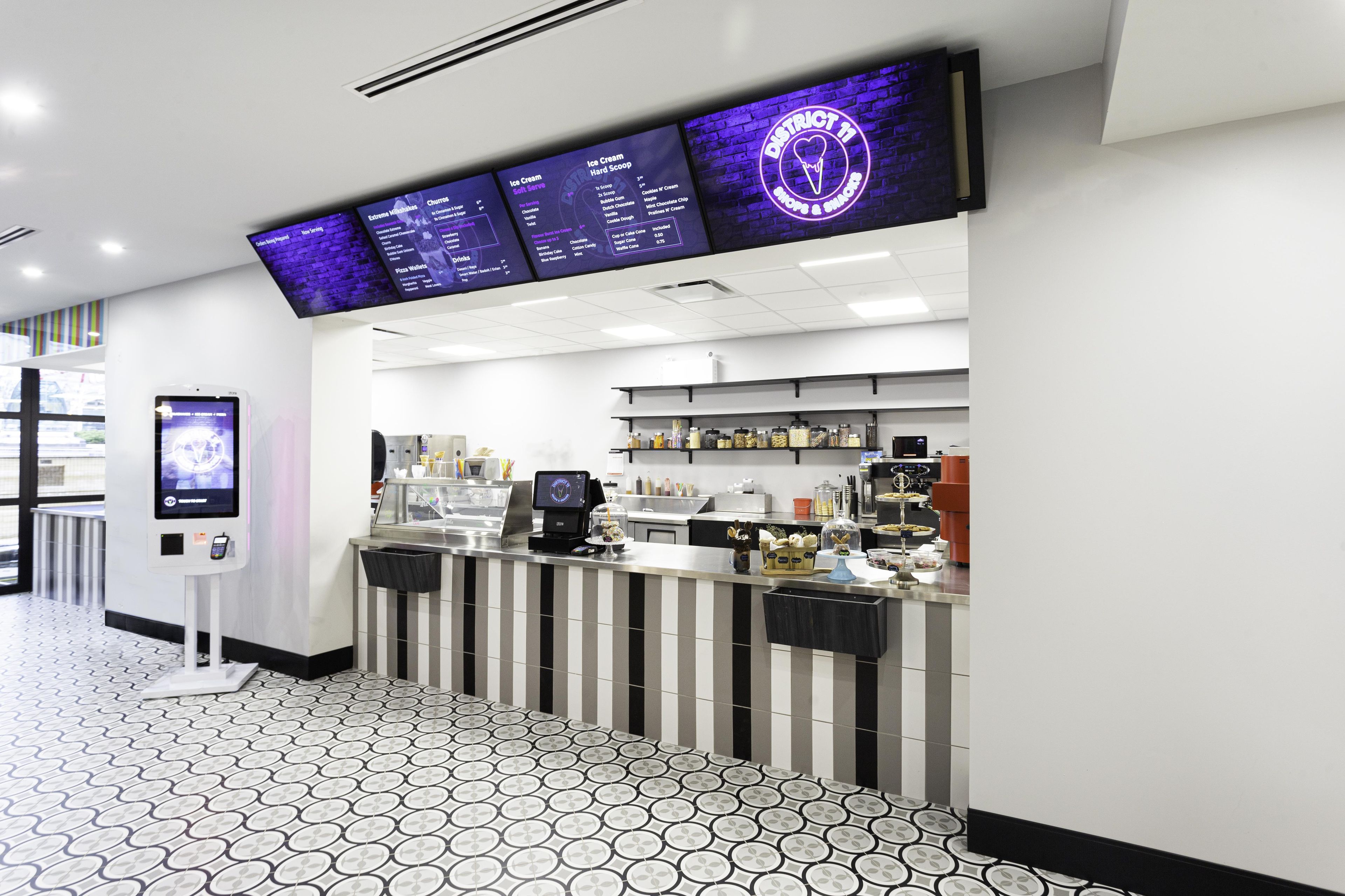 Une boutique de glaces moderne dotée d’un menu numérique, d’un terminal en libre-service et proposant un large choix de glaces et de desserts.