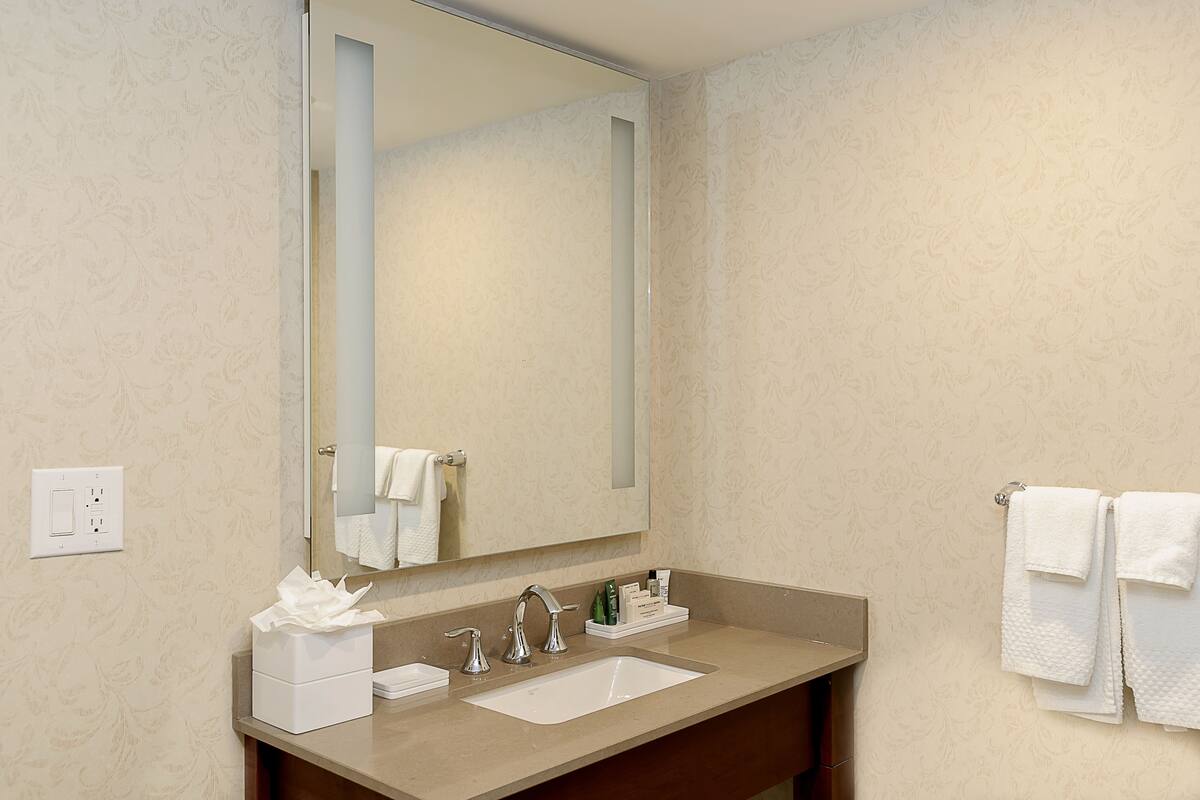 Articles de toilette de luxe, sèche-cheveux, serviettes fournies
